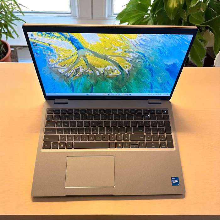 Dell Latitude 5520 Intel Iris Xe Graphics i5, 11th Gen  8GB 256GBssd new battery.