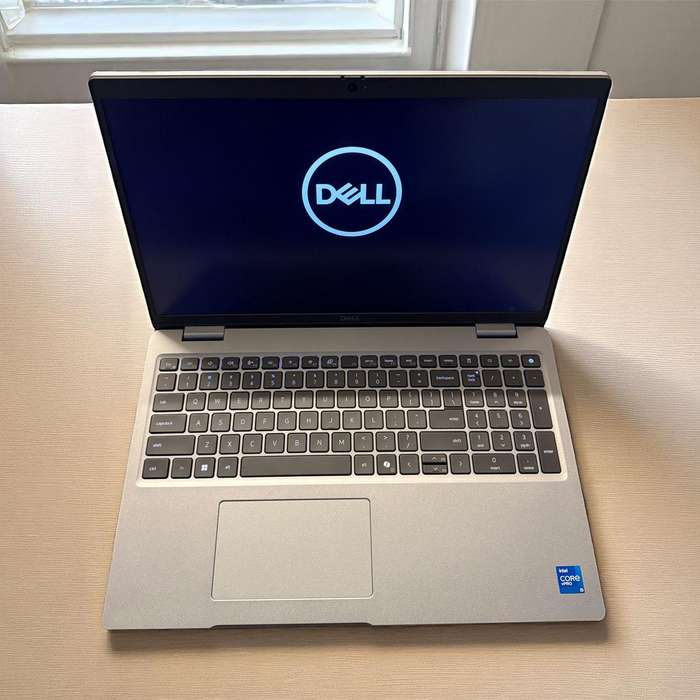 Dell Latitude 5520 Intel Iris Xe Graphics i5, 11th Gen  8GB 256GBssd new battery.