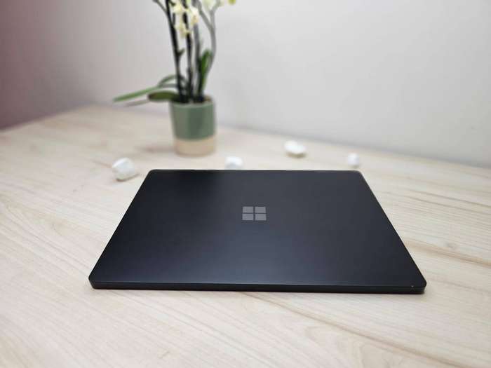 Microsoft Surface  Laptop 3 touch I5 10th gen 8gb ram 256gb ssd Intel Iris Plus Graphics