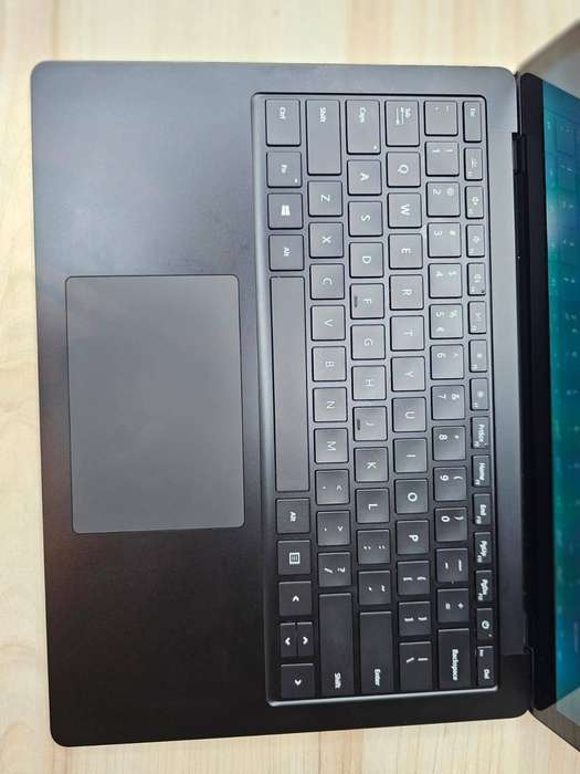 Microsoft Surface  Laptop 3 touch I5 10th gen 8gb ram 256gb ssd Intel Iris Plus Graphics