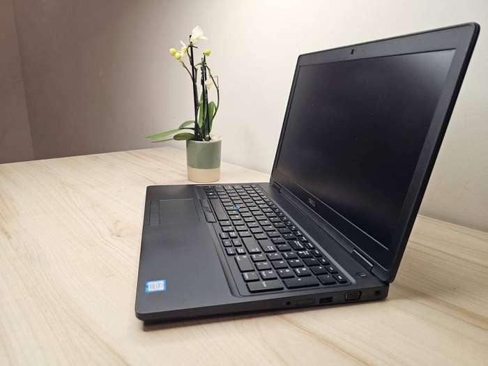 Dell Latitude 5590,8th Gen Intel i7-8650U@1.9GHz, 16gb ram 512gb  ssd  15.6` fhd  Display, LTE Mint