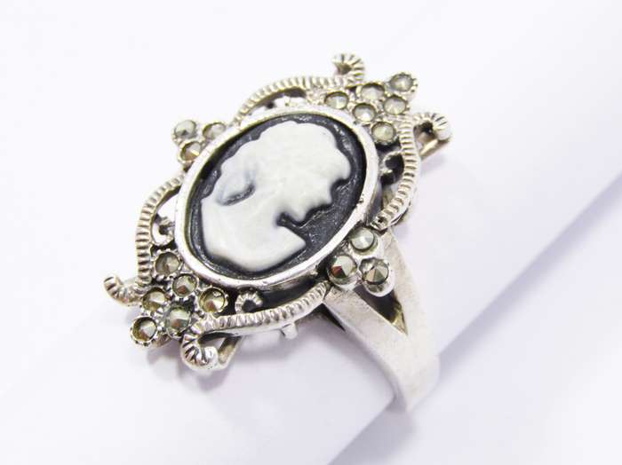 A Stunning Vintage Design Acrylic Cameo Cameo Ring in Sterling Silver.