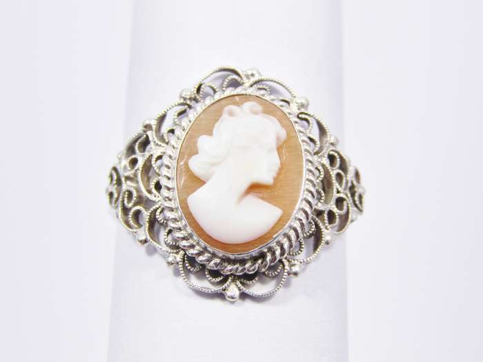 A Very Pretty Filigree Design Cameo Ring in 800 Silver.