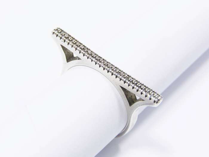 A Very Pretty Bar Ring in Sterling Silver.
