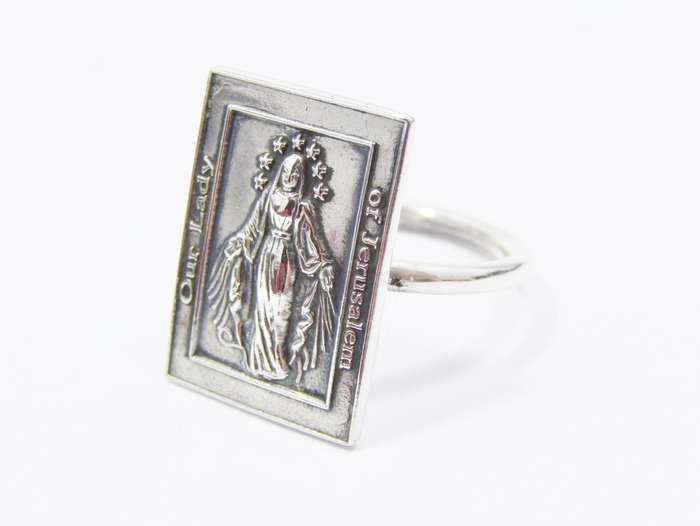 A Very Pretty Madonna Ring in Sterling Silver.