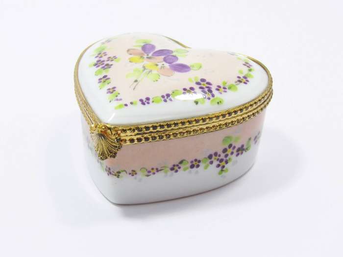 A Very Pretty Vintage Porcelain Limoges Trinket Box