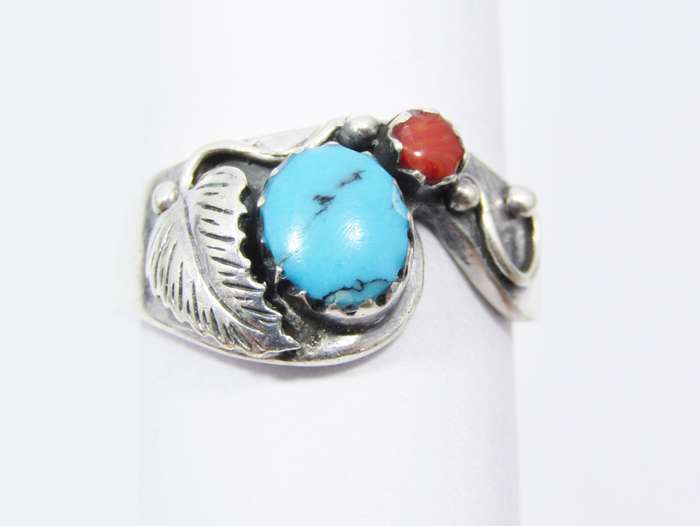 A Beautiful Turquois and Coral Ring in Sterling Silver.