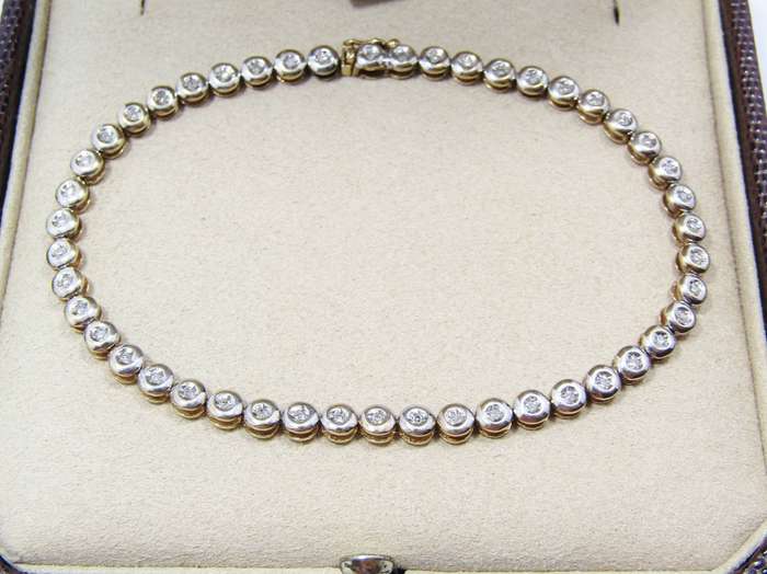 Beautiful Sparkling 9CT Gold & Diamond Bracelet