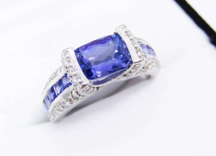 Exquisite! 18CT White Gold, Tanzanite & Diamond Ring