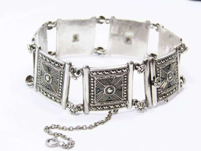 A Gorgeous Detailed Vintage  Bracelet in Sterling Silver.