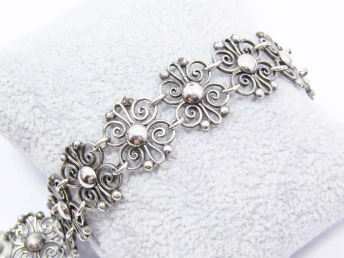 A Gorgeous Vintage Design Flower Bracelet in Sterling Silver.
