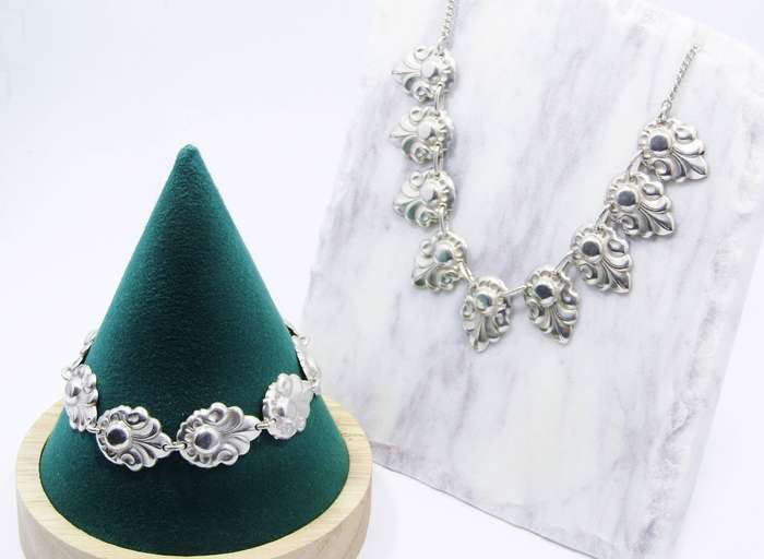 A Gorgeous CANDIDA Style Necklace and Bracelet Set  in Sterling Silver.
