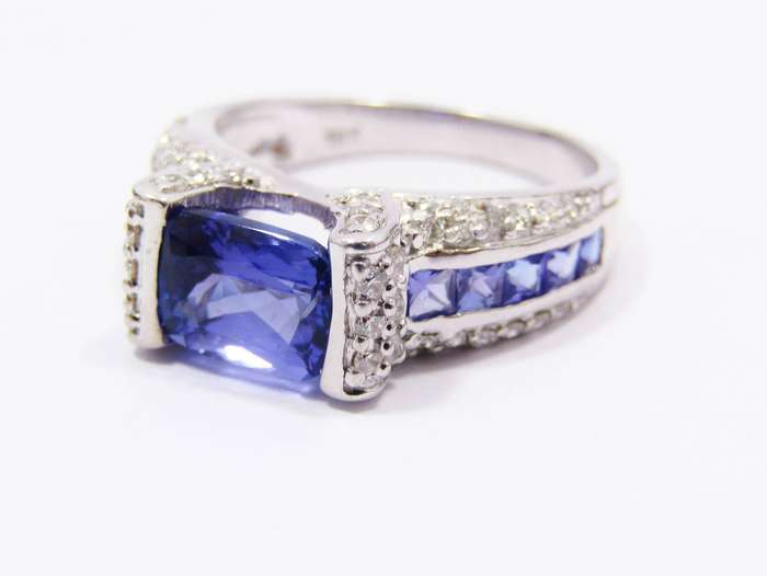 Exquisite! 18CT White Gold, Tanzanite & Diamond Ring