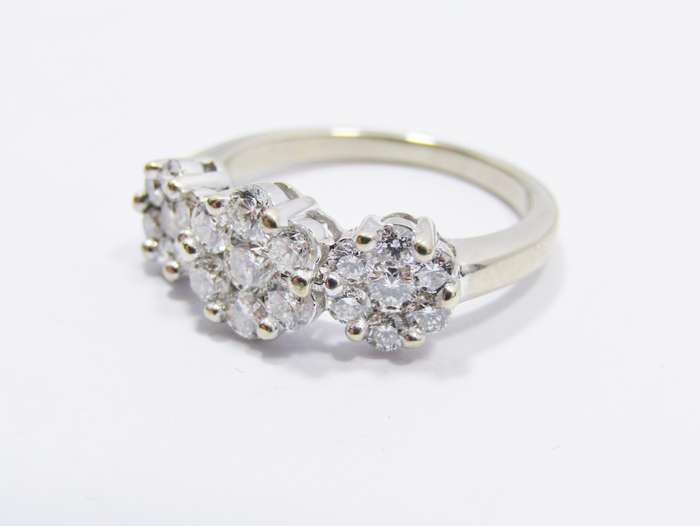 Exquisite! 18CT White Gold & 0.86ctw Diamond Ring