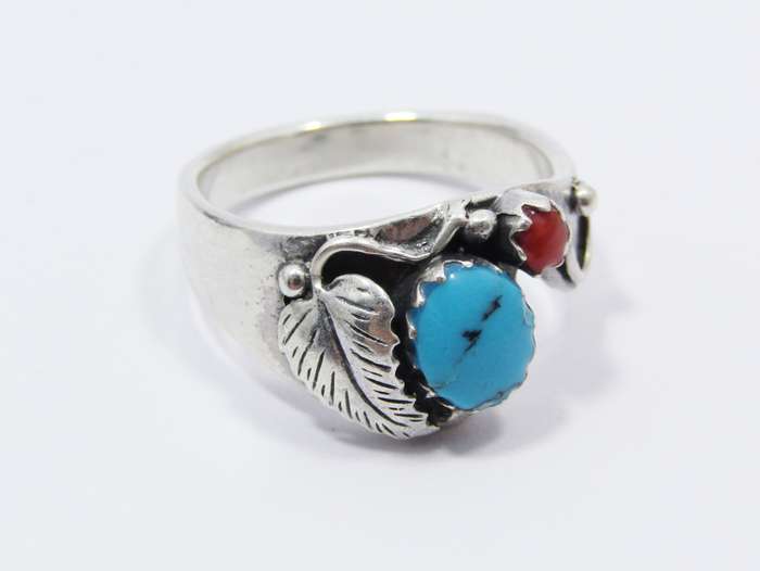 A Beautiful Turquois and Coral Ring in Sterling Silver.
