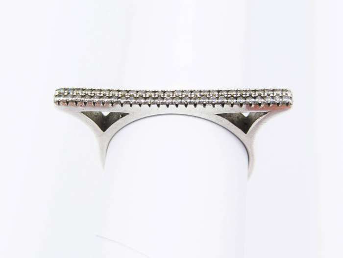 A Very Pretty Bar Ring in Sterling Silver.