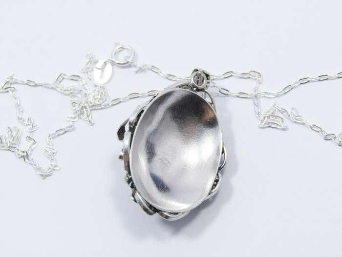 A Gorgeous Vintage Design Jasper Pendant on Chain in Sterling Silver