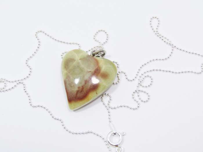 A Lovely Agate Heart Pendant on Chain in Sterling Silver.