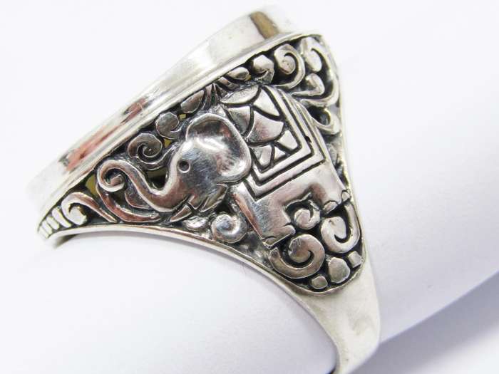 A Gorgeous Chunky Ring Set in a Mother Of Pearl in Sterling Silver