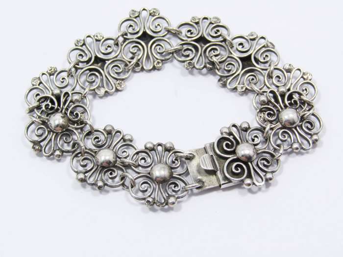 A Gorgeous Vintage Design Flower Bracelet in Sterling Silver.