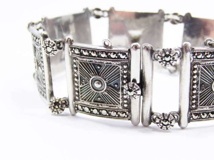 A Gorgeous Detailed Vintage  Bracelet in Sterling Silver.