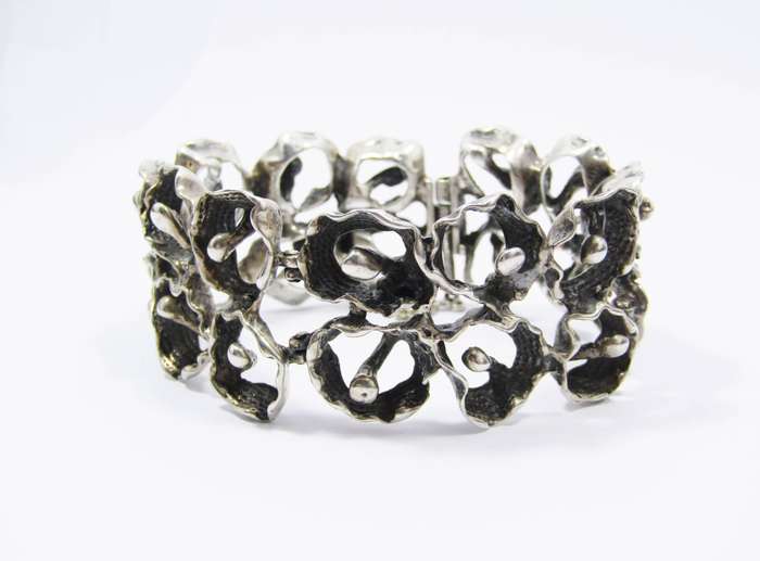 An Amazing Naturalist Design Bracelet Depicting Pond Lilley's