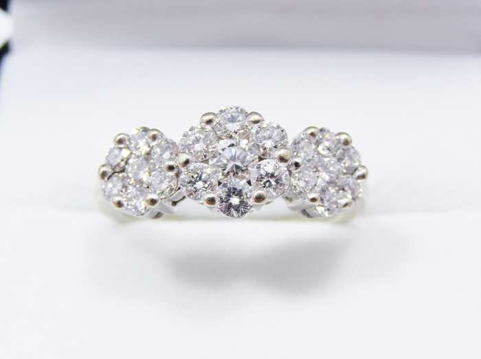 Exquisite! 18CT White Gold & 0.86ctw Diamond Ring