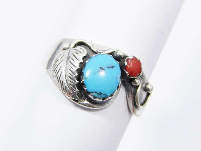 A Beautiful Turquois and Coral Ring in Sterling Silver.