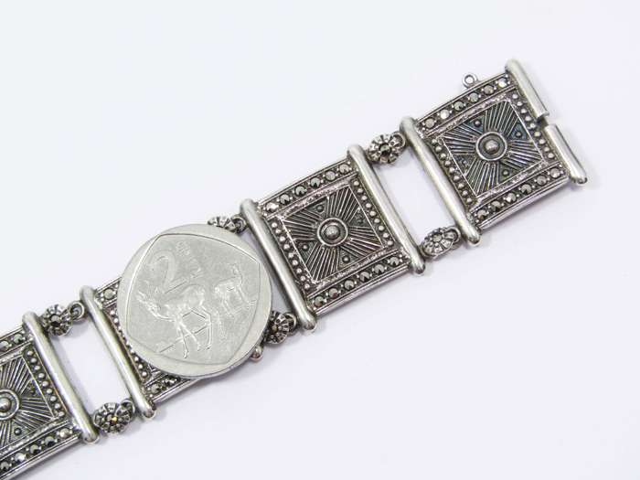A Gorgeous Detailed Vintage  Bracelet in Sterling Silver.
