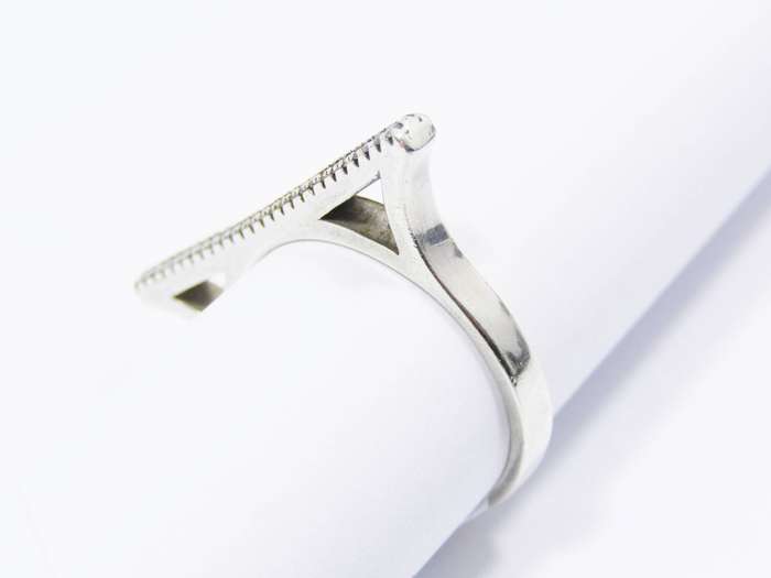 A Very Pretty Bar Ring in Sterling Silver.