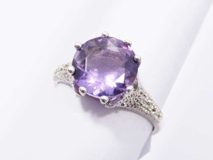 A Stunning Amethyst Solitaire Ring in Sterling Silver.