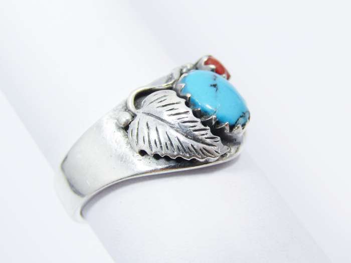 A Beautiful Turquois and Coral Ring in Sterling Silver.
