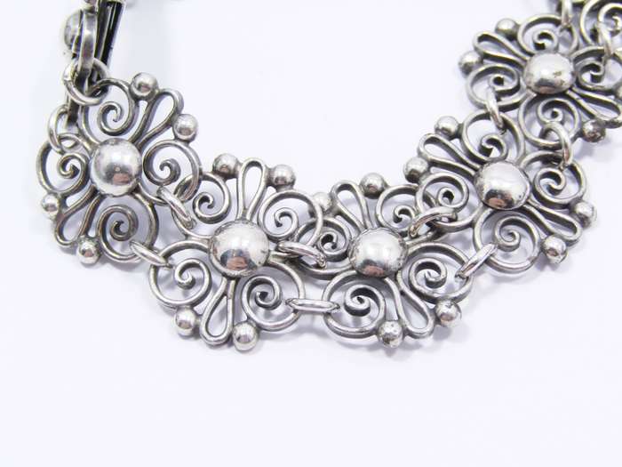 A Gorgeous Vintage Design Flower Bracelet in Sterling Silver.