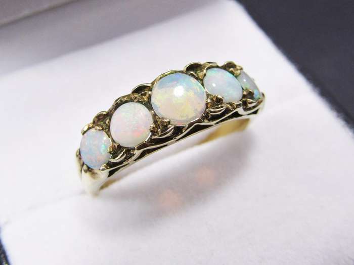 Antique Style 9CT Gold & Graduated Opal Ring