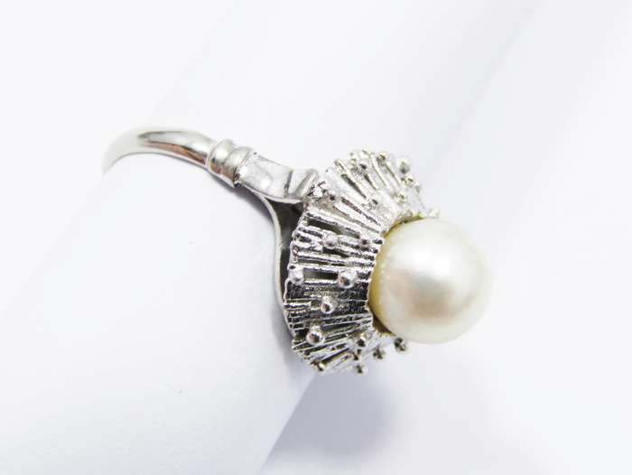 A Beautiful Vintage Design Ring Set with a Cultured Pearl in Sterling Silver.
