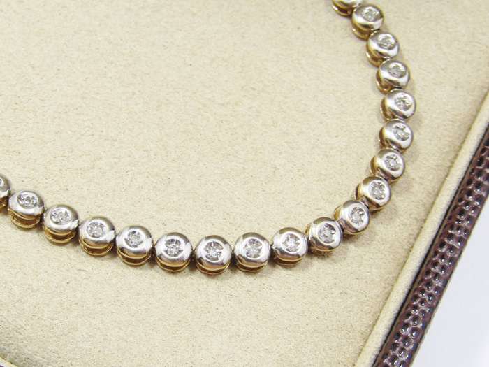 Beautiful Sparkling 9CT Gold & Diamond Bracelet