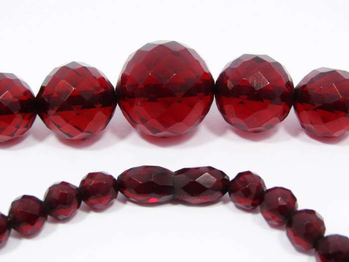 Vintage Cherry-Red Graduated Faceted Acrylic Bead Necklace