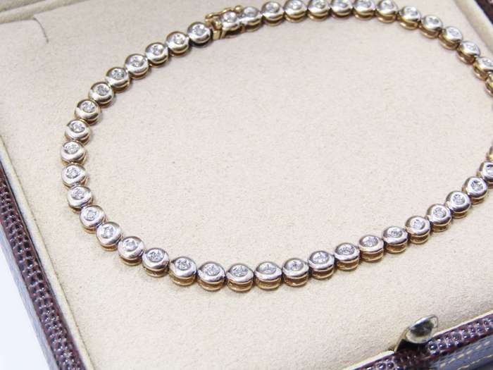 Beautiful Sparkling 9CT Gold & Diamond Bracelet