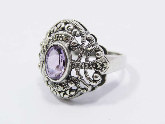 A Beautiful Chunky Vintage Design Amethyst Ring in Sterling Silver.