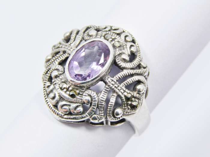 A Beautiful Chunky Vintage Design Amethyst Ring in Sterling Silver.