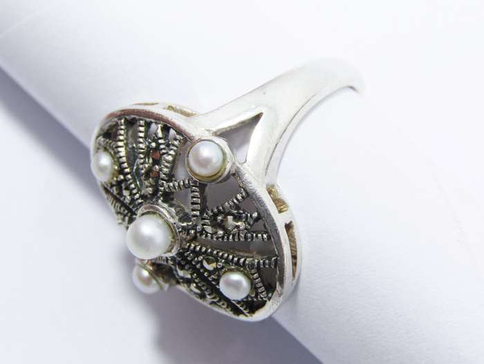 A Gorgeous Oval Vintage Design Marcasite and Seed Pearl Ring in Sterling Silver.