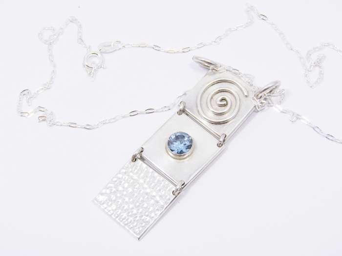 A Lovely 3 Paneled Blue Spinal Pendant on Chain in Sterling Silver.