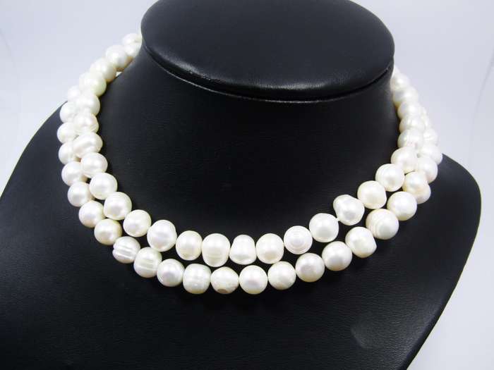 A Beautiful String of Fresh Water Pearl Necklace With a Sterling Silver Clasp. R2050 