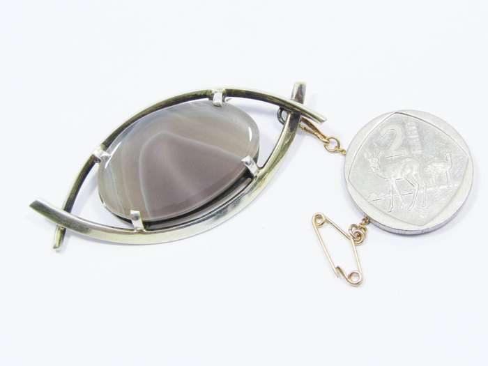 A Gorgeous Vintage Design Brooch a huge Agate Stone in Sterling Silver