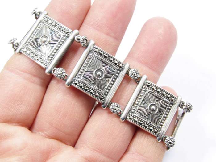 A Gorgeous Detailed Vintage  Bracelet in Sterling Silver.