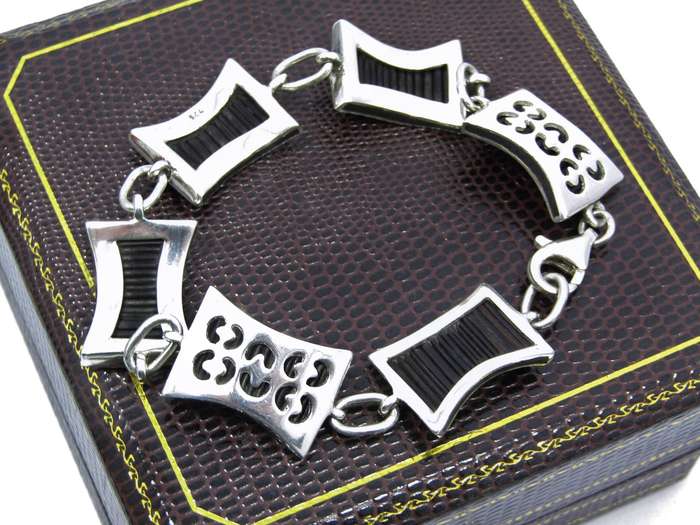 A Stunning Elephant Hair Bracelet in Sterling Silver.