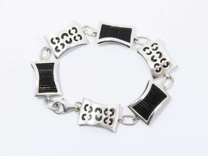 A Stunning Elephant Hair Bracelet in Sterling Silver.
