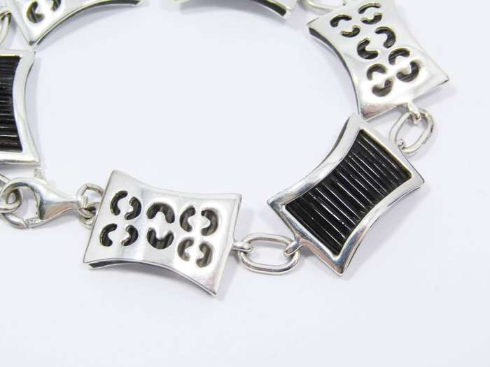 A Stunning Elephant Hair Bracelet in Sterling Silver.