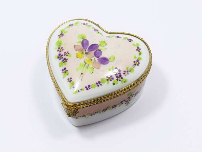 A Very Pretty Vintage Porcelain Limoges Trinket Box
