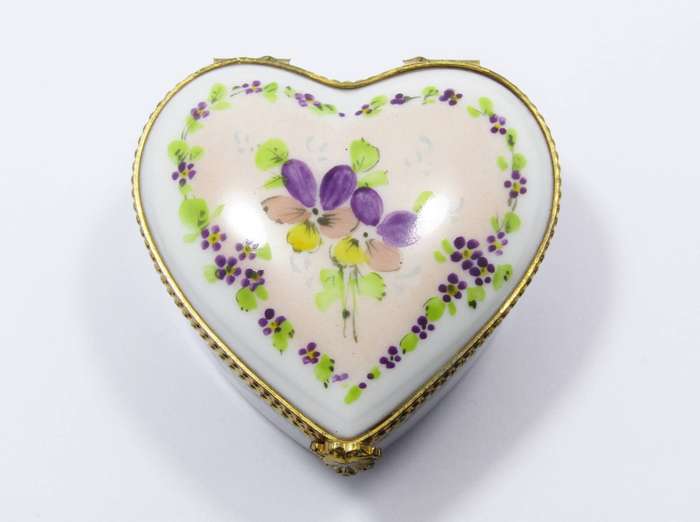 A Very Pretty Vintage Porcelain Limoges Trinket Box
